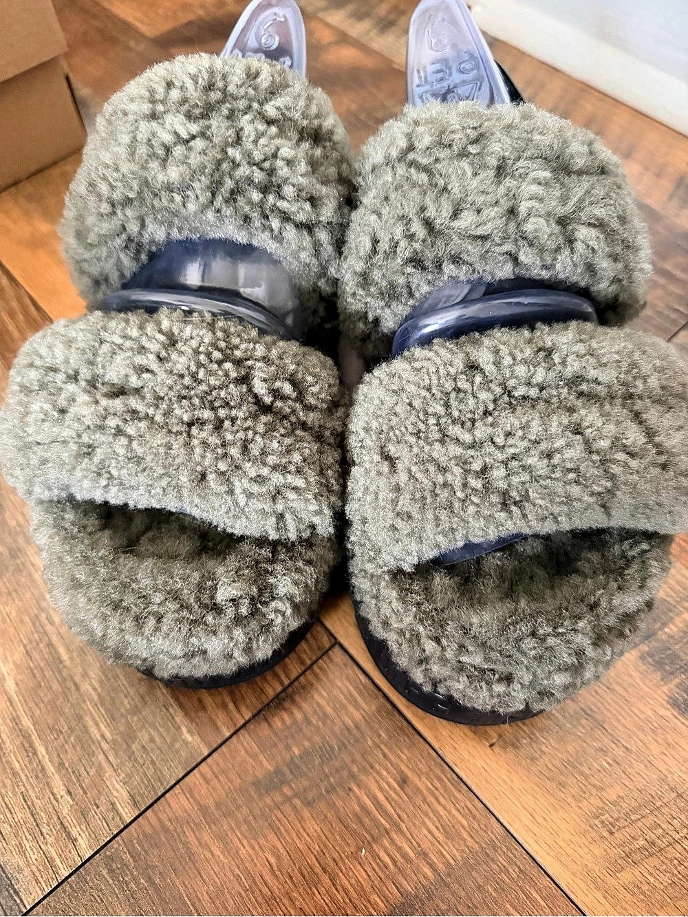 Women’s Size 9 UGG Oh Fluffita Fuzzy Slippers in Green Like New
